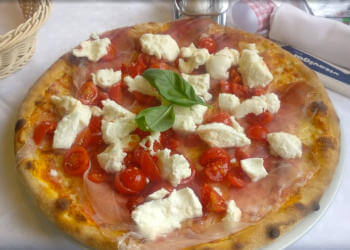 Pizzeria Napoletana con Forno a Legna
